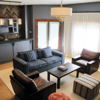 Luxury cottage family room - Upstage Interior Design